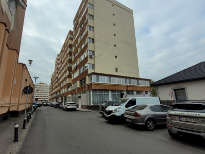 Vânzare apartament 4 camere, foarte spațios,  în Târgu-Jiu, zona Hotel Gorj