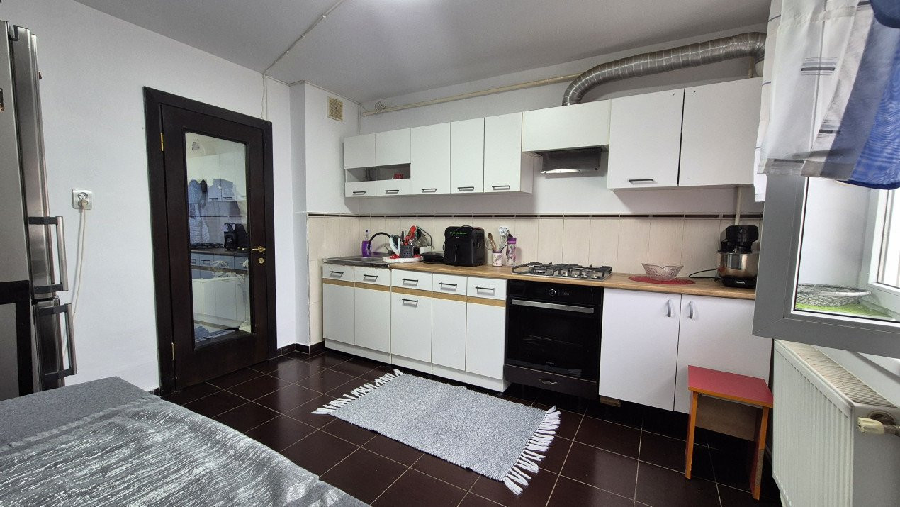 Vânzare apartament 3 camere - decomandat - 78 mp - cartier Traian - boxă inclusă