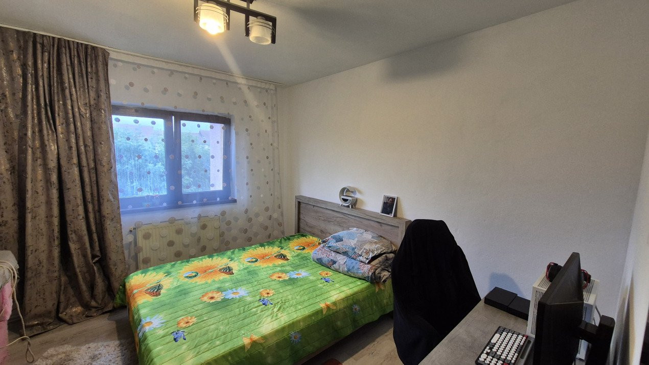 Vânzare apartament 3 camere - decomandat - 78 mp - cartier Traian - boxă inclusă