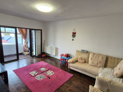 Vânzare apartament 3 camere - decomandat - 78 mp - cartier Traian - boxă inclusă