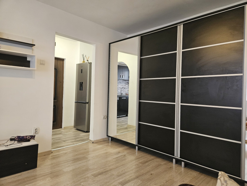 Vânzare ap. 2 camere, mobilat și utilat, situat pe B-dul Republicii, Târgu Jiu