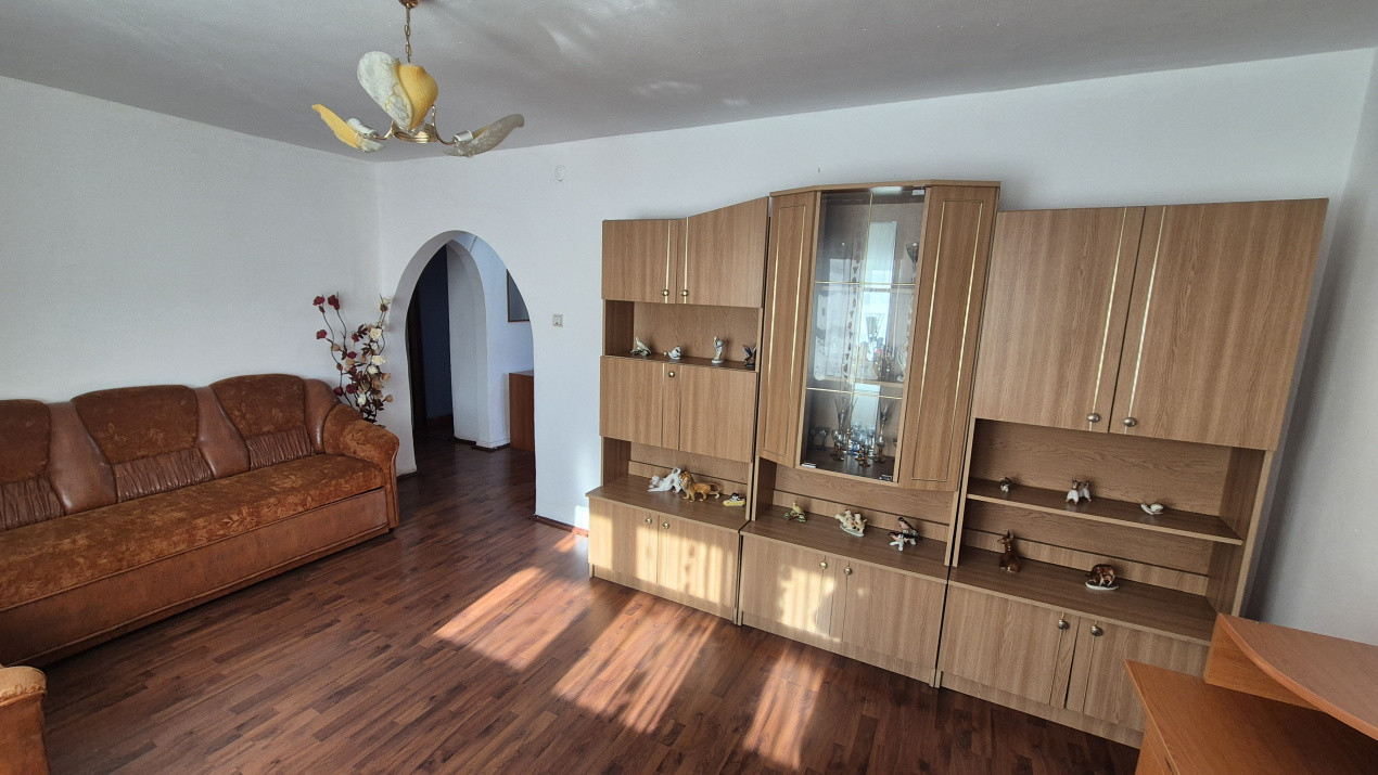 Vânzare apartament 3 camere, et. 2, situat în Rovinari, str. Plopilor