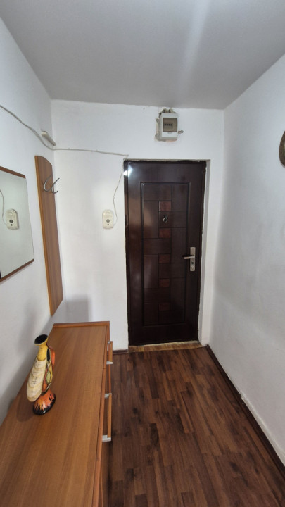 Vânzare apartament 3 camere, et. 2, situat în Rovinari, str. Plopilor