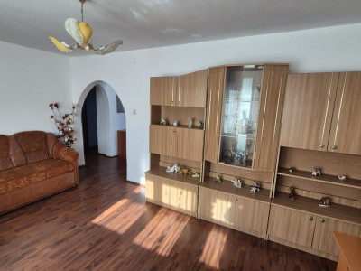 Vânzare apartament 3 camere, et. 2, situat în Rovinari, str. Plopilor