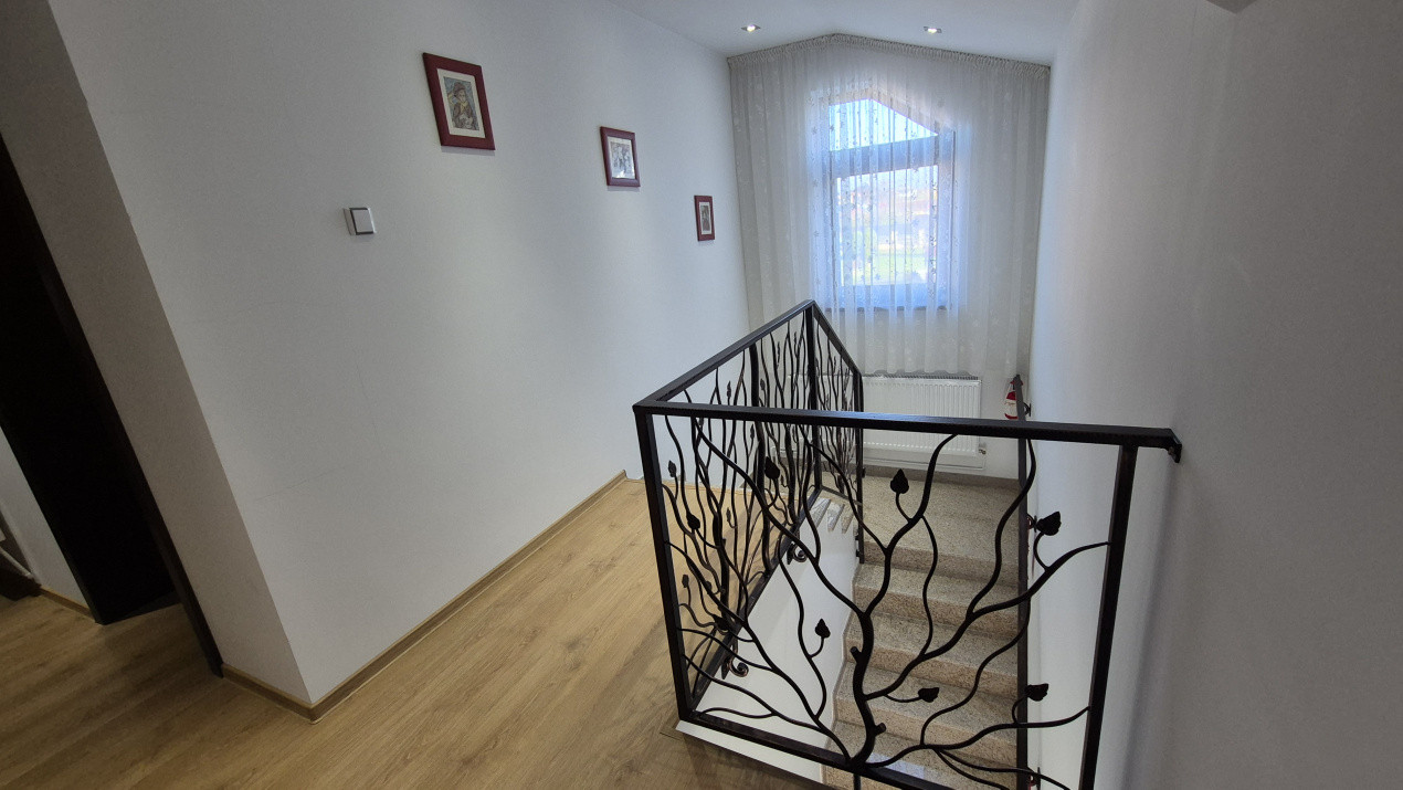 Vânzare vilă P+M, mobilată/utilată, situată în Târgu Jiu, strada Tudor Arghezi