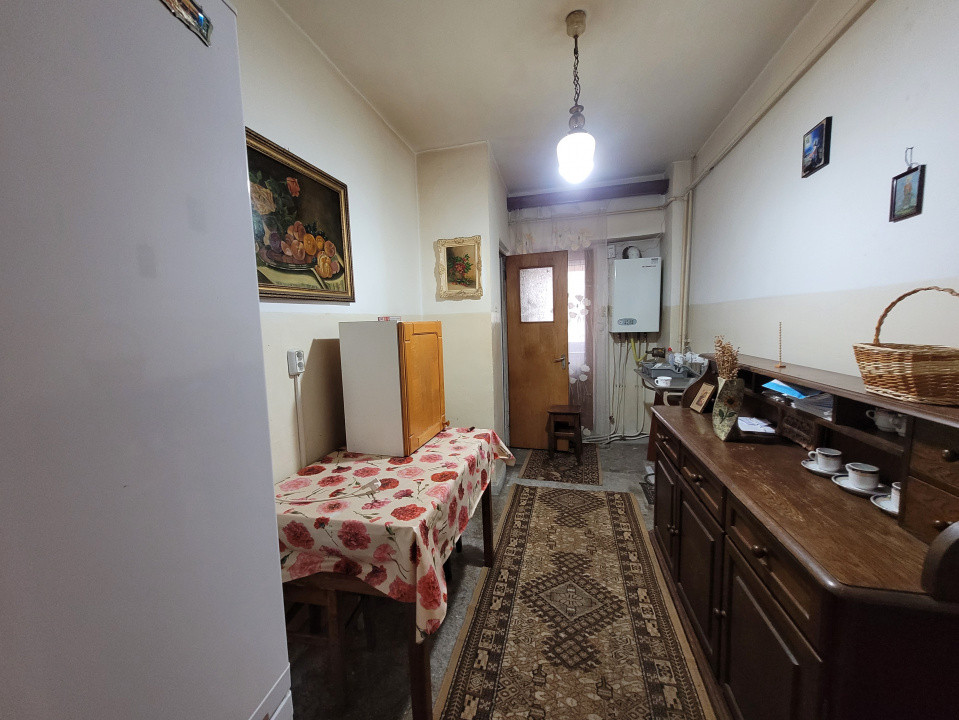Vânzare apartament 3 camere,  situat în Târgu Jiu,  Calea Eroilor