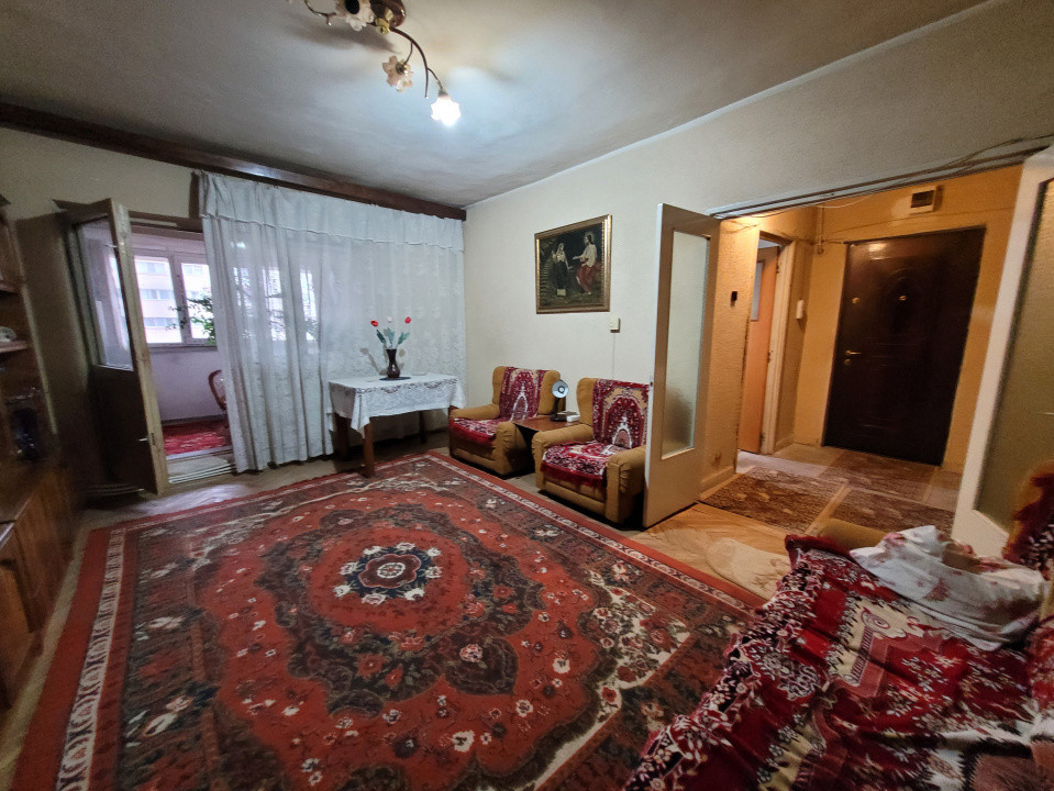 Vânzare apartament 3 camere,  situat în Târgu Jiu,  Calea Eroilor