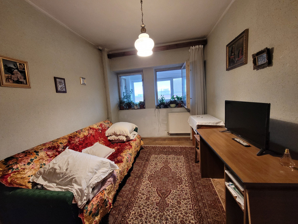 Vânzare apartament 3 camere,  situat în Târgu Jiu,  Calea Eroilor