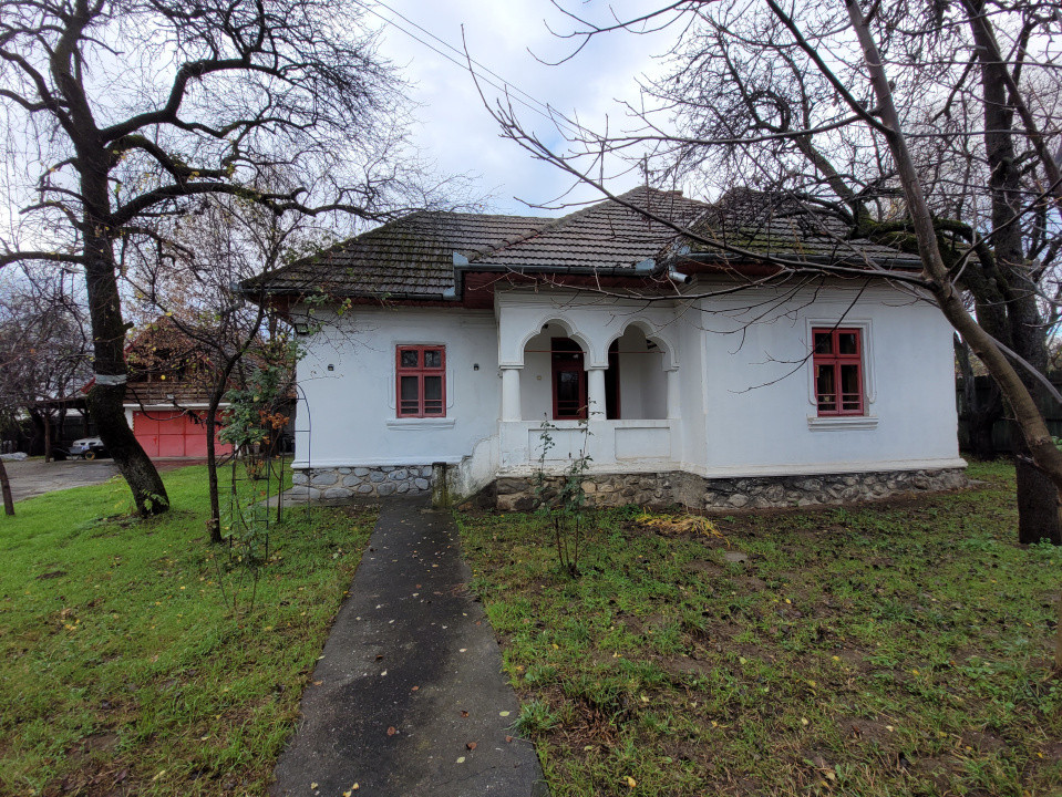 Casă tradițională, mobilată și utilată, situată în centrul satului Polovragi  