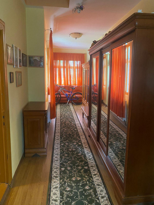 Casă tradițională, mobilată și utilată, situată în centrul satului Polovragi  