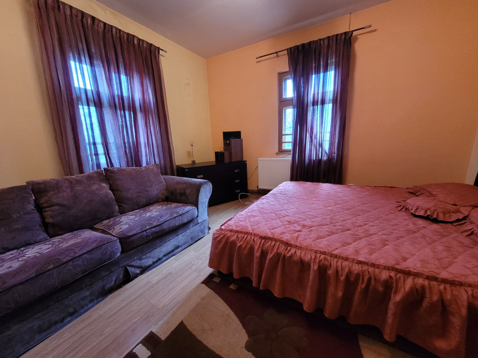 Casă tradițională, mobilată și utilată, situată în centrul satului Polovragi  