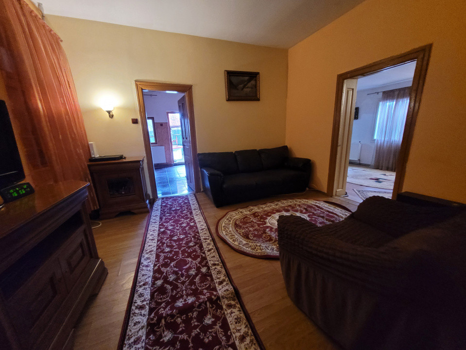 Casă tradițională, mobilată și utilată, situată în centrul satului Polovragi  