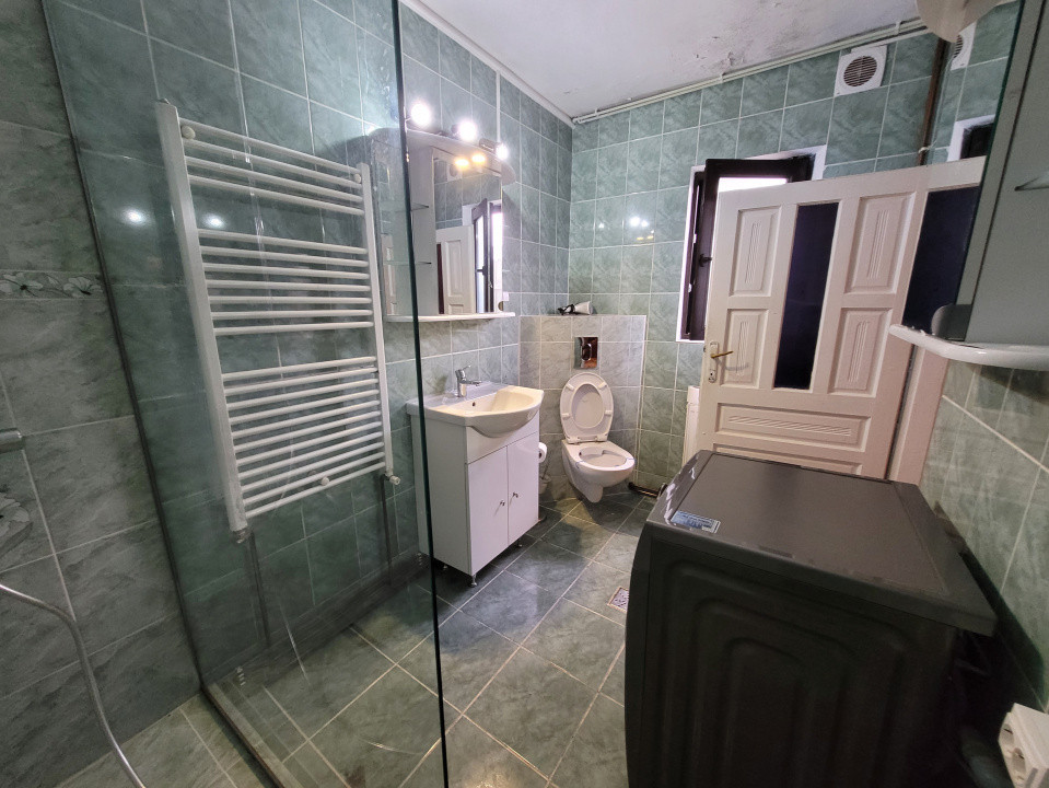 Casă tradițională, mobilată și utilată, situată în centrul satului Polovragi  