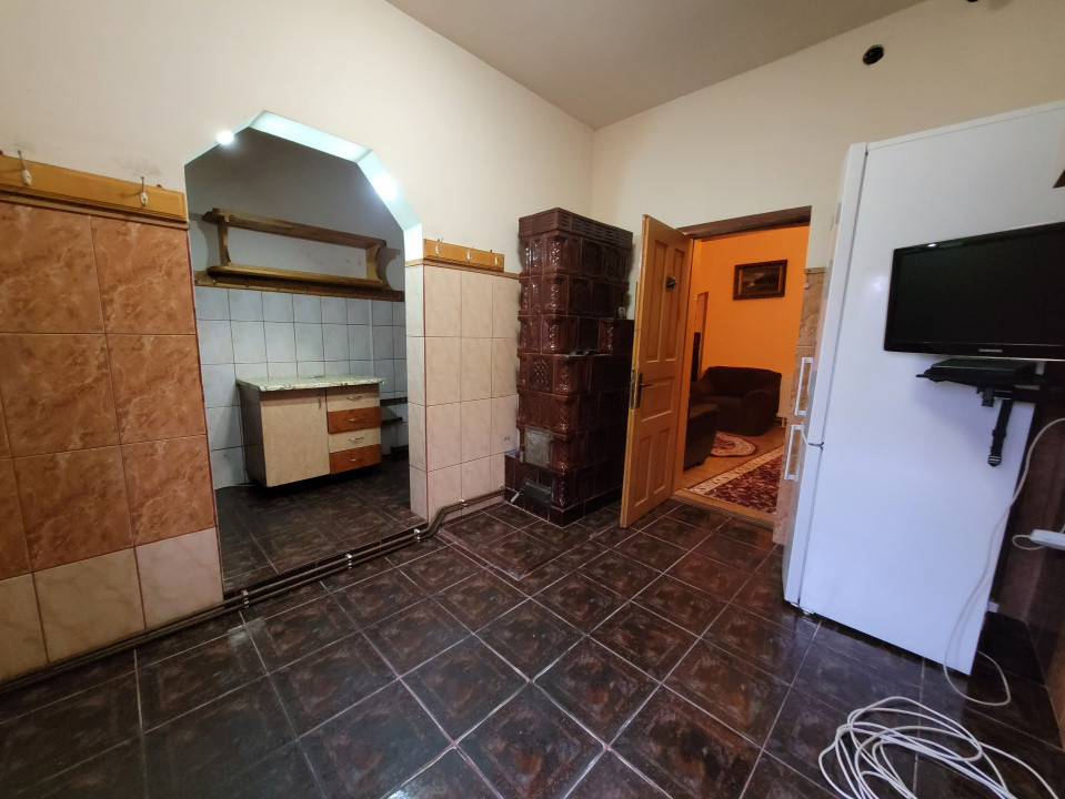 Casă tradițională, mobilată și utilată, situată în centrul satului Polovragi  