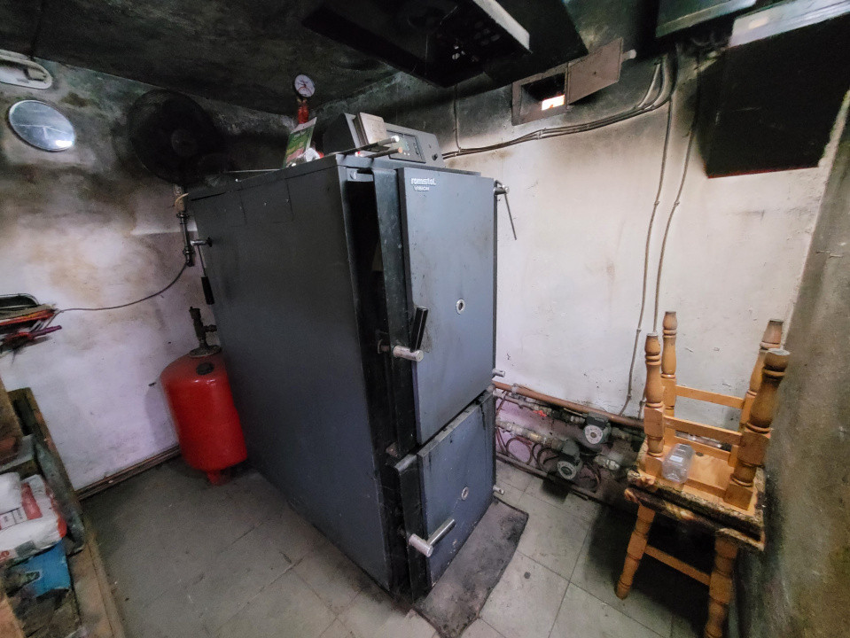 Casă tradițională, mobilată și utilată, situată în centrul satului Polovragi  