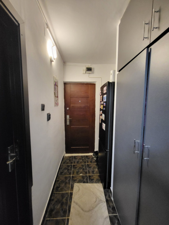 Vânzare garsonieră situată pe 23 August, la 5 minute de Mall Shopping City